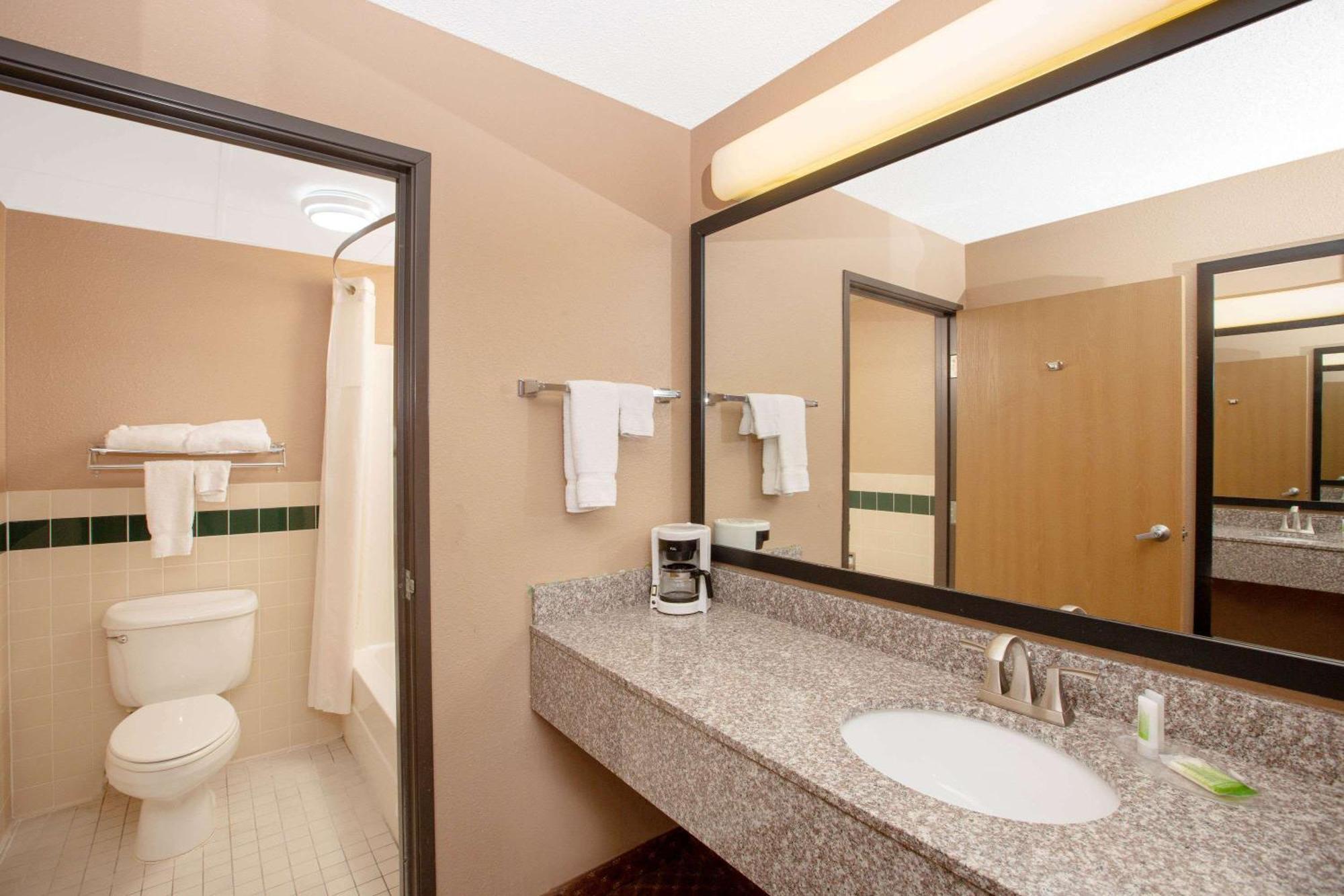One-Bedroom Queen Suite - Non-Smoking